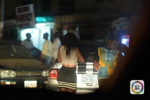 　　图为等客的两名站街女。