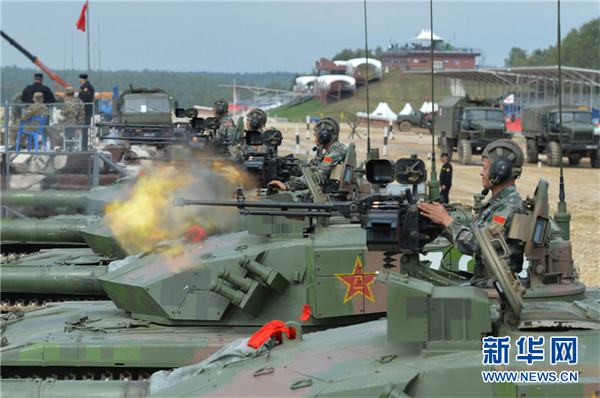 中国坦克在进行重机枪校验和试射 吴苏琳 摄