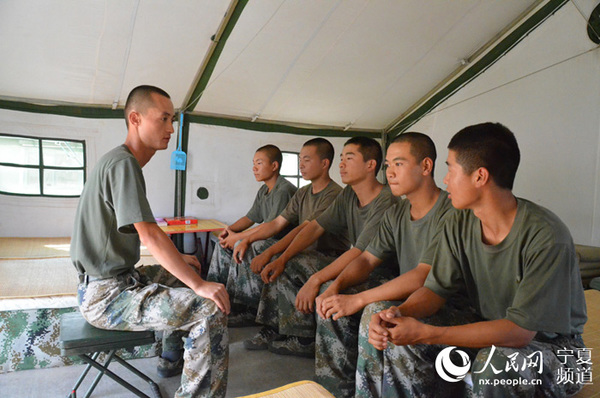 战士们讨论上周综合演练的收获。
