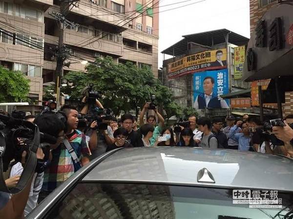 台“教育部长”吴思华座车遭反课纲学生包围。（吴张鸿摄）图片来源：台湾《中时电子报》