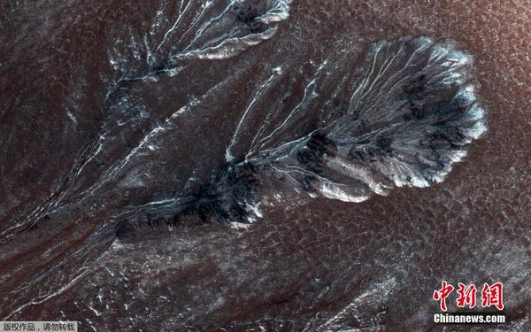 当地时间7月30日消息，美国宇航局公布了一张火星表面结霜现象的图片。该图片拍摄于4月11日，是由火星勘测轨道飞行器高分辨率科学实验成像仪拍摄到的。