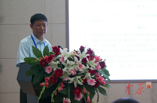 解放军信息工程大学退休教授、博士生导师曲保章讲解“护航汽车智能紧急刹车系统”