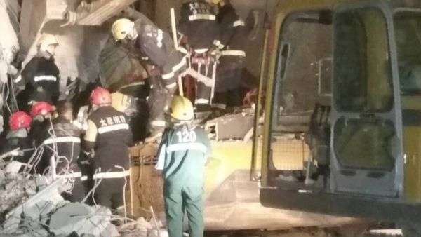 太原公安消防官兵正在紧张救援中(郭利军 摄)