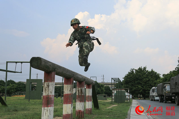 练习障碍跑的武警特战队员-邹家骅摄