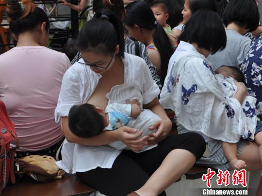 迎接世界母乳喂养周辣妈商场里哺乳玩快闪(图