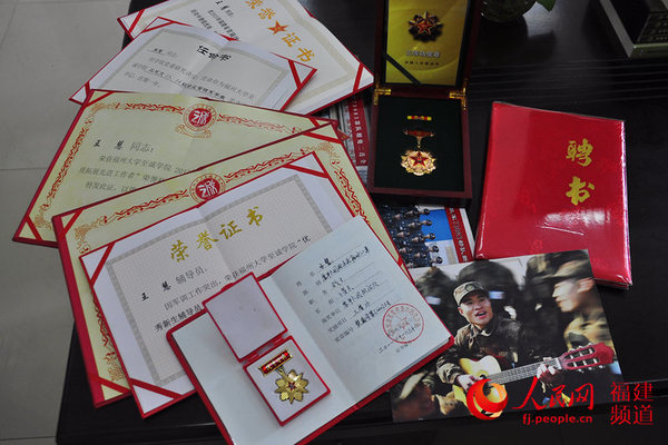 一大堆荣誉证书奖章见证王慧的青春奉献。  吴隆重 摄