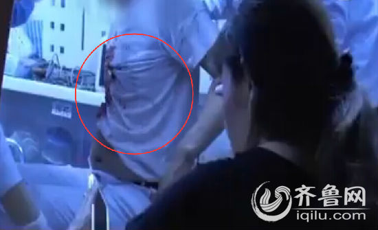 救护车内被捅伤的男子。(视频截图) 齐鲁网8月2日讯(山东台记者 张衍峰)8月1日晚10:45分左右,济南天桥交警大队民警王佃军驾车巡逻到泺安路菜市场附近时,看到马路上躺着一名男子,起初他还以为出了车祸,可走过去一看这名男子胸部满是鲜血,被人捅伤。 据山东广播电视台公共频道《民生直通车》报道,记者赶到时,民警和救护车恰巧也刚赶到现场,一男子胸部满是鲜血躺在地上,在进行简单的抢救之后,医务人员立刻将其抬上救护车送往济南市市立四院。 巡逻民警王佃军起初以为男子发生了交通事故,看到男子胸口冒着血时,男子称喝了