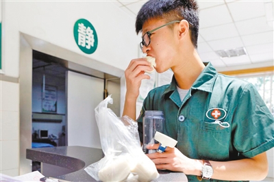 7月25日 12时20分 地点：急诊科大厅一角 杨洋用三个馒头解决了早饭和午饭。因杨洋三餐常吃馒头。大家都叫他“馒头哥”。