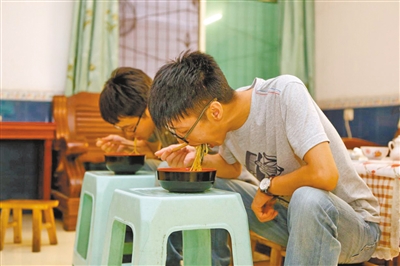 7月26日早上8点 早晨8时10分， 终于到了下班时间。连续24小时的时间，杨洋又出诊了16趟。他去抢救室看看患者,然后和搭档张汝峰一起去小餐馆吃面条，结束了一天的工作。