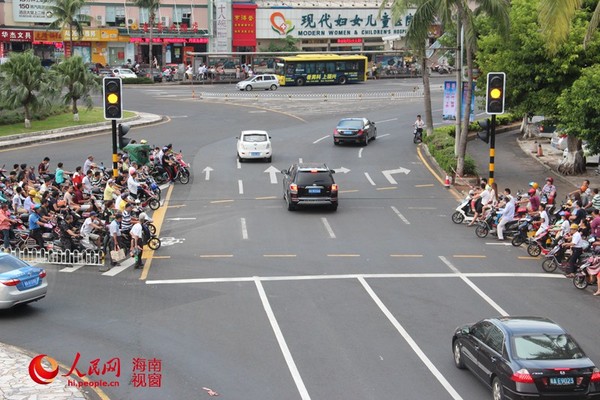 8月2日，电动车有序出行