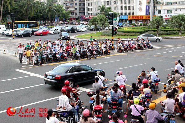 8月2日，电动车有序出行
