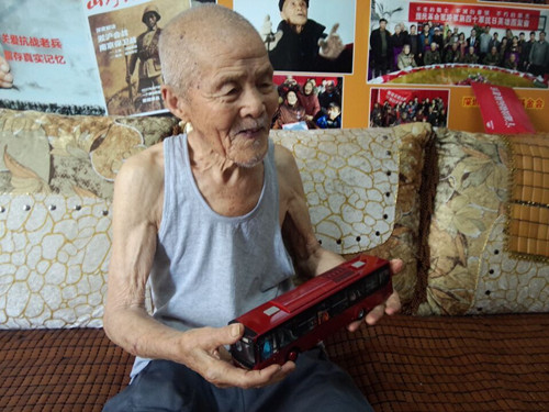 慰问106岁抗战老兵:战场必须要拼,我不怕死!|老