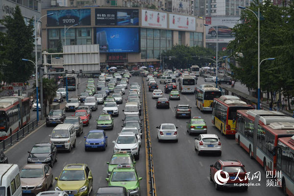 图为8月3日14时许成都盐市口交通状况。（王波 摄）