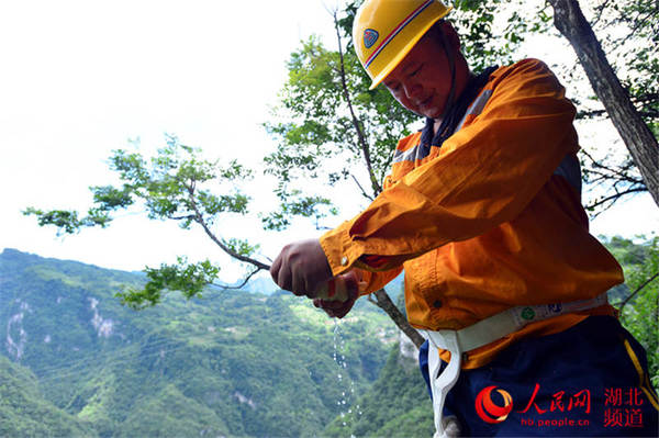 巡山工们随身携带的毛巾也早已湿透
