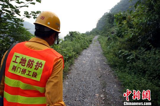 上午9时，烈日当头，巡山工们沿着崎岖的小路出发了。　刘卫兵　摄