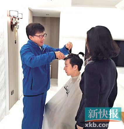 ■成龙在家中亲自为房祖名剪头发。