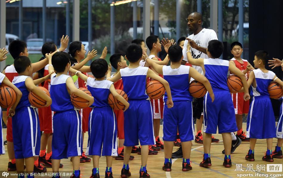 科比亲自教小朋友打篮球 摸头鼓励尽显亲和力