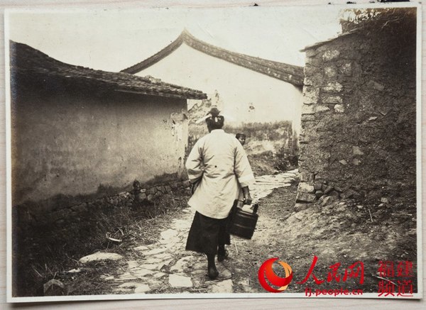 1927年福州妇女赶着拗九粥 徐希景供图