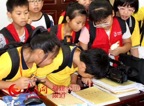 小记者首次近距离接触案卷