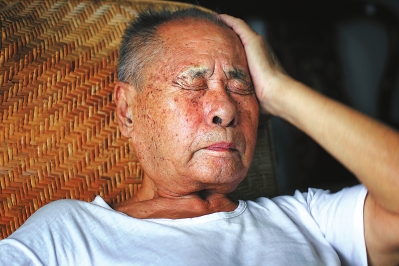 摸摸床头的枪,就有安全感