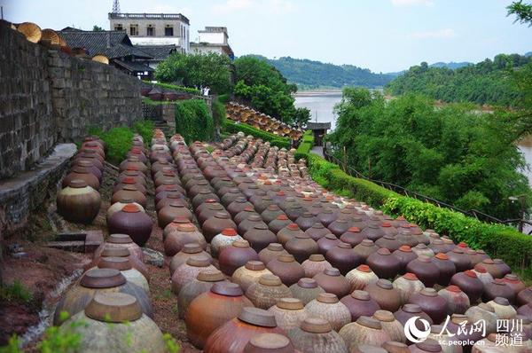 图为天然晒露场。(王军 摄)