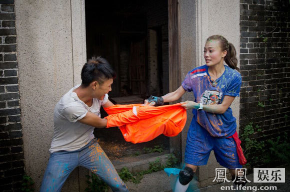 《报告!教练》进入足球训练项目 陈妍希怒咬李