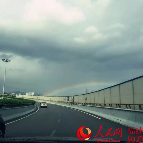 福州福峡路与南三环路交叉口上空出现彩虹 网友晓青供图
