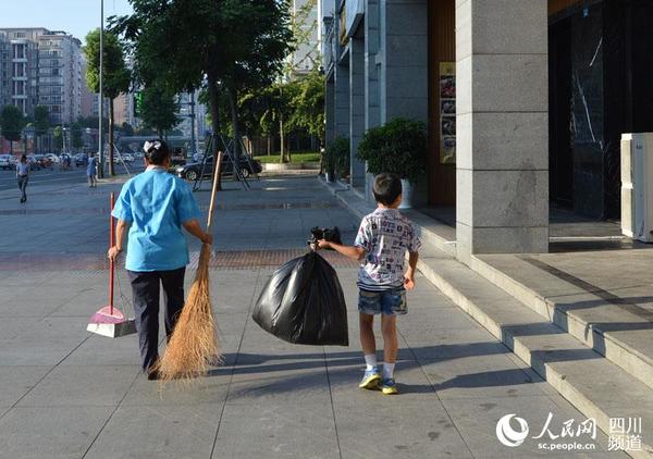 小区的住户对此总是津津乐道,早起晨练的住户告诉记者:“这样听话的孩子现在很少了,每天早上都能看见他帮妈妈工作,值得其他小朋友学习。”