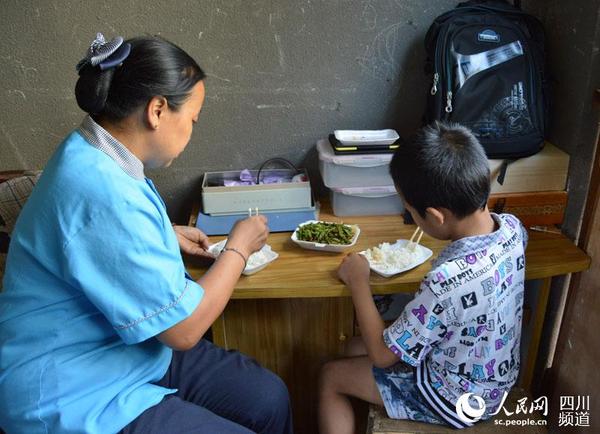“平常的午餐都是自己在员工之家做的。”小倪的妈妈说，因为有一位保洁员请假，自己多承担了一点任务，所以当天中午没时间做饭，只能叫盒饭吃。