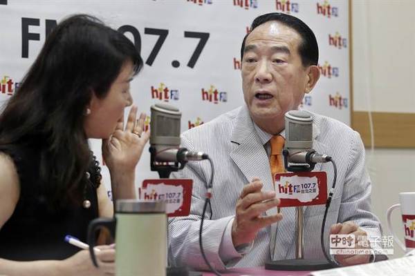 亲民党台湾地区领导人参选人宋楚瑜（右）7日接受资深媒体人周玉蔻（左）广播节目专访。（姚志平摄）图片来源：台湾《中时电子报》