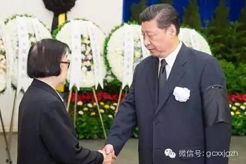 习近平与成思危亲属握手，表示深切慰问。