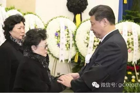 习近平与张万年亲属握手，表示深切慰问。
