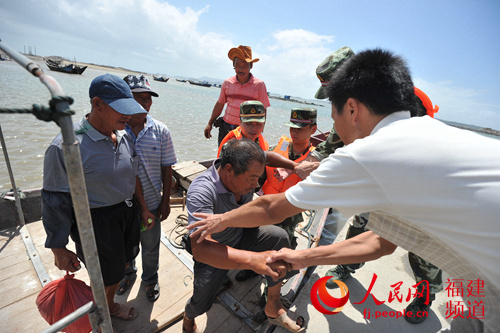 长乐边防大队官兵在东洛岛上转移人员出岛。 榕公宣 供图