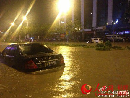 梅峰路积水车辆被淹 网友@姗姐有话说供图