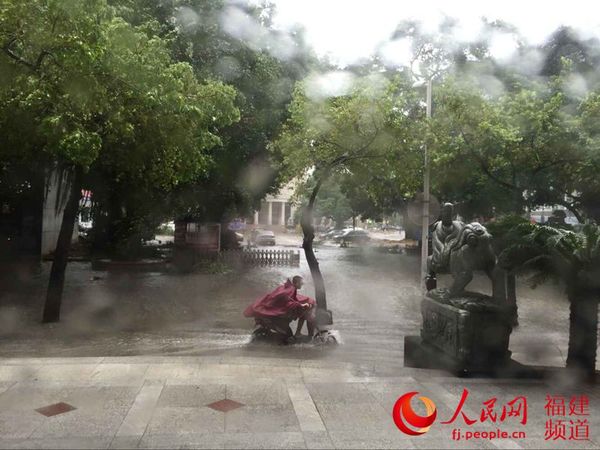 福州市区积水 林长生摄