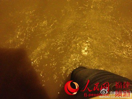 梅峰路积水已到膝盖 网友@姗姐有话说供图