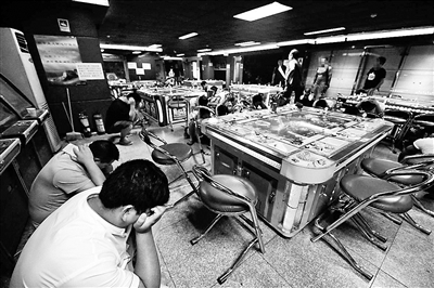 赌博机藏身游戏厅 安监控防警察|赌博机|民警