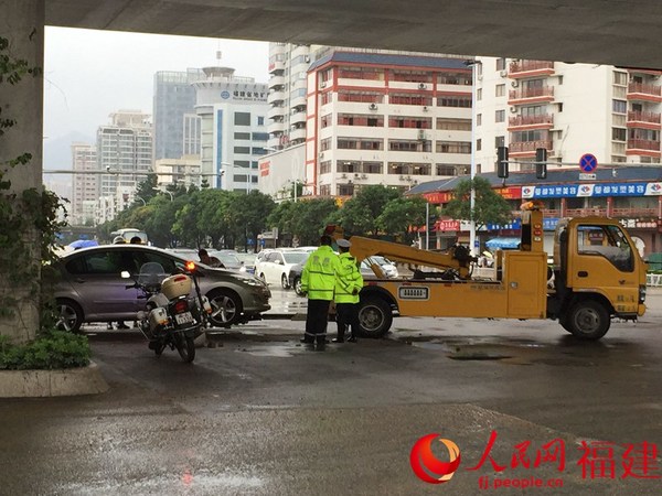福州警察在清理路面交通 邹家骅摄