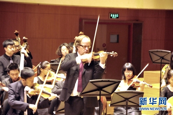 图为艾卡特·洛伦岑现场演奏。新华网记者 薛笔犁摄