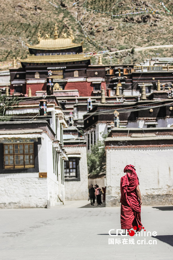 扎什伦布寺是日喀则地区最大的寺庙，扎寺是历代班禅大师的“驻锡地”(僧人出行，以锡杖自随，因称僧人住址为驻锡)，也是人们祈求平安和幸福的地方。摄影：崔超群　