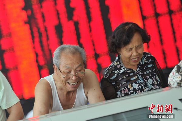 沪指大涨4.92%站稳3900点 股民炒股乐开怀|深