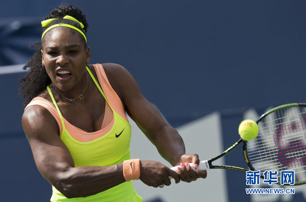 美国选手小威廉姆斯在比赛中回球时,秀出强壮的手臂。新华网 邹峥摄