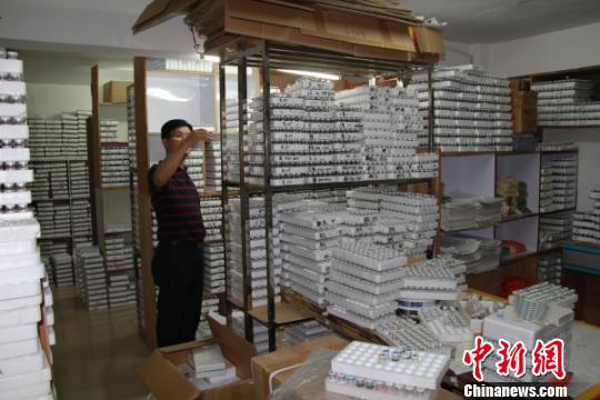警方搗毀制假窩點(diǎn)現(xiàn)場　警方　攝