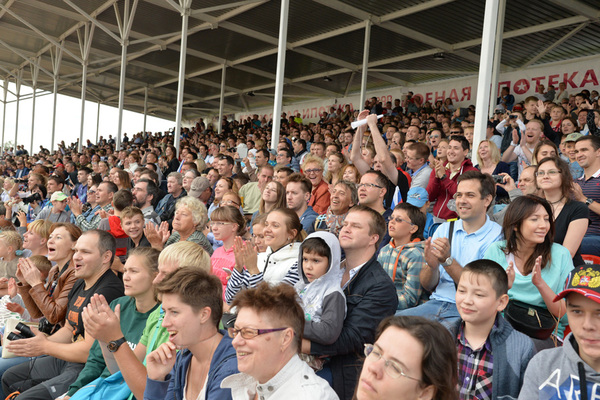 观众如潮、欢呼如潮、掌声如潮，“坦克两项”竞赛现场气氛紧张而热烈 吴苏琳 摄