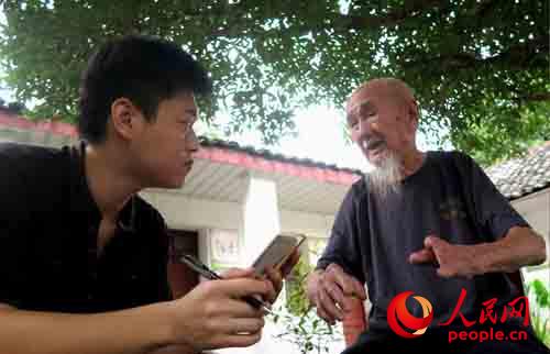 8月13日，广西桂林保卫战中“八百壮士”最后的幸存者黄海潮在讲述那段刻骨铭心的抗战历史。王滋创摄