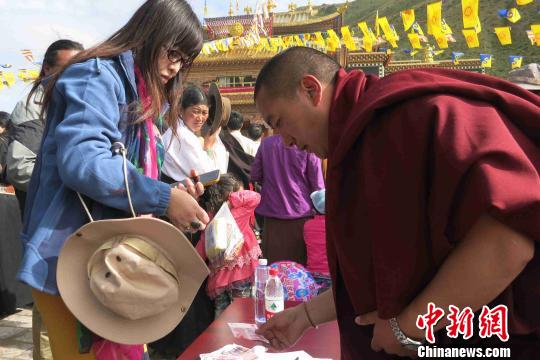 图为华文媒体代表为寺庙捐赠善款求善缘。　胡友军　摄