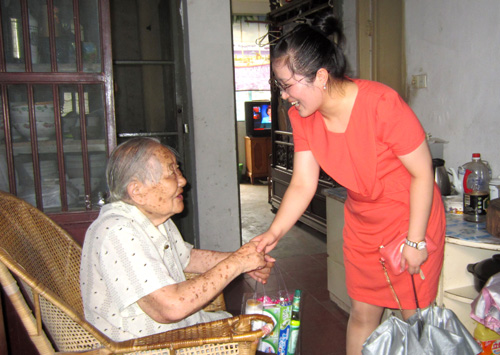 图为高雅婷在高温天气上门探望老人