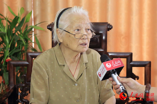 陈独秀孙女苗玉向人民网记者讲述“新四军就是我的家”的难忘岁月。邹家骅 摄