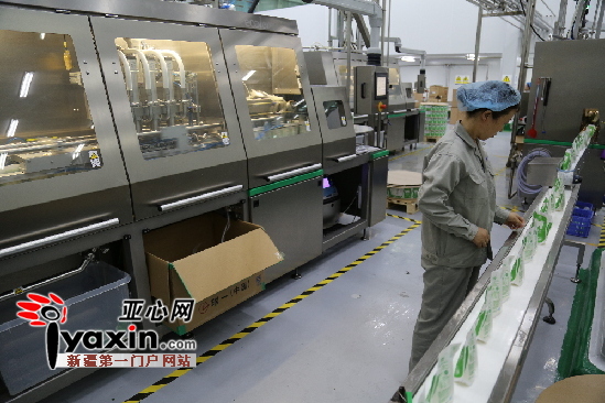 公司酸奶生产线。亚心网记者 刘芳 摄