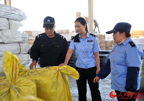 民警对到站尚未领取的货物进行安全检查。